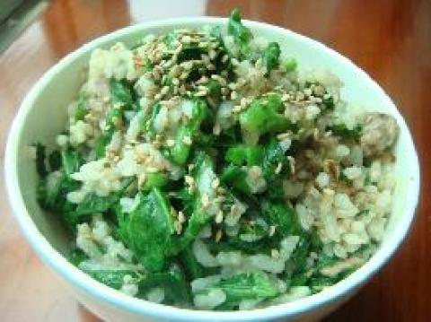 蒜香沙茶牛肉芝麻芥兰菜饭做法