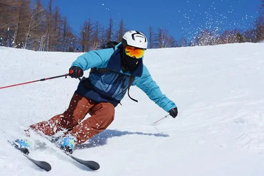 滑雪服里面穿短裤还是长裤好1