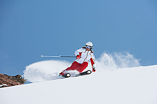 滑雪服里面穿短裤还是长裤好3