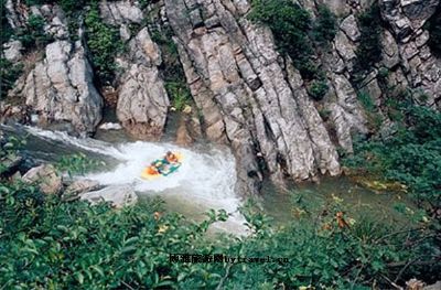 黄腾峡峡谷漂流